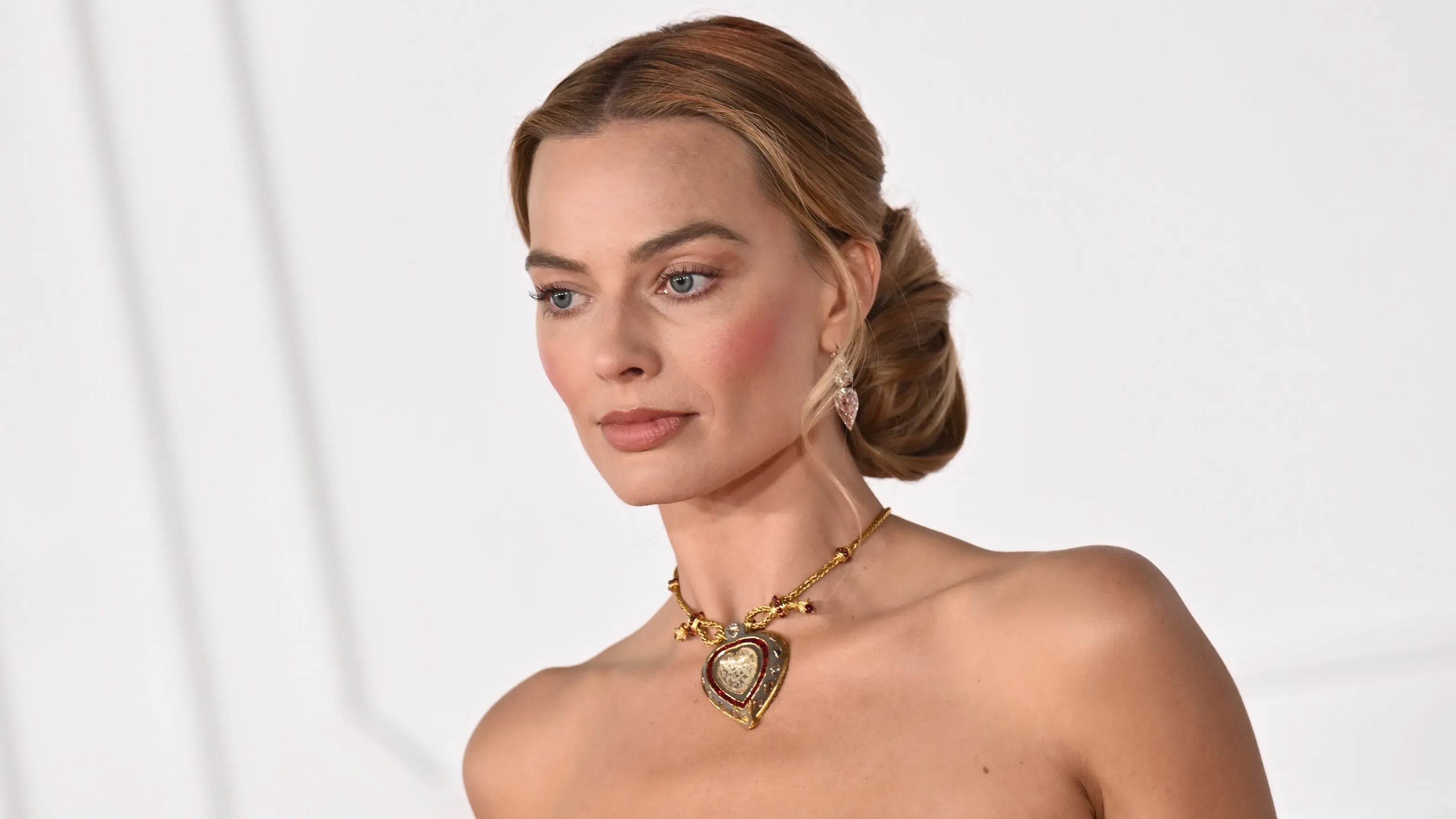 The Story Behind Margot Robbie's Necklace & Taj Mahal Jewel's Mughal Legacy  – Glazed Diamonds