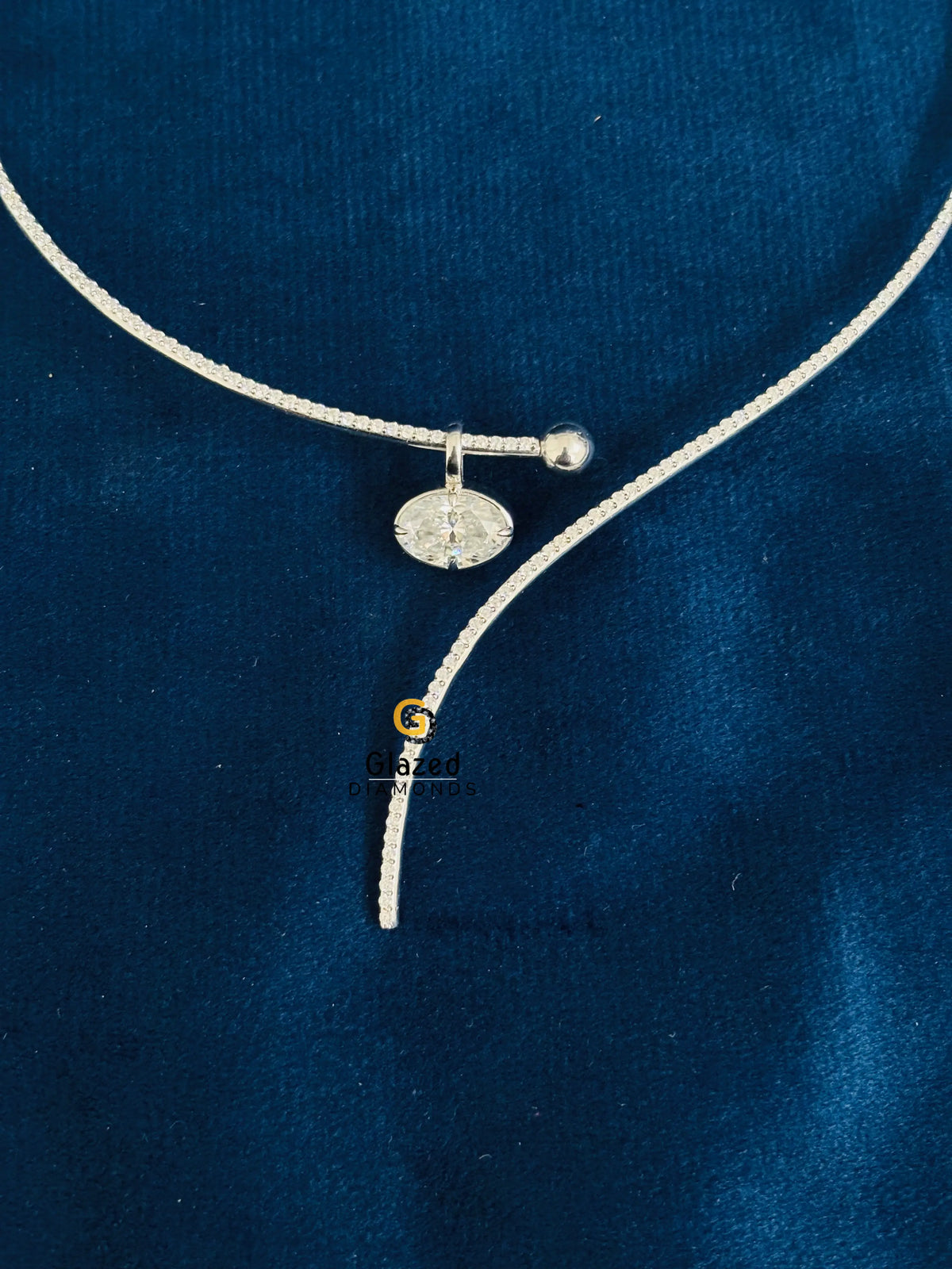 Round Pave Curved Open Collar Moissanite Necklace Pendant