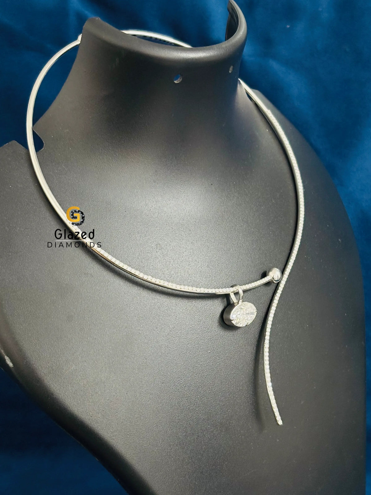 Round Pave Curved Open Collar Moissanite Necklace Pendant