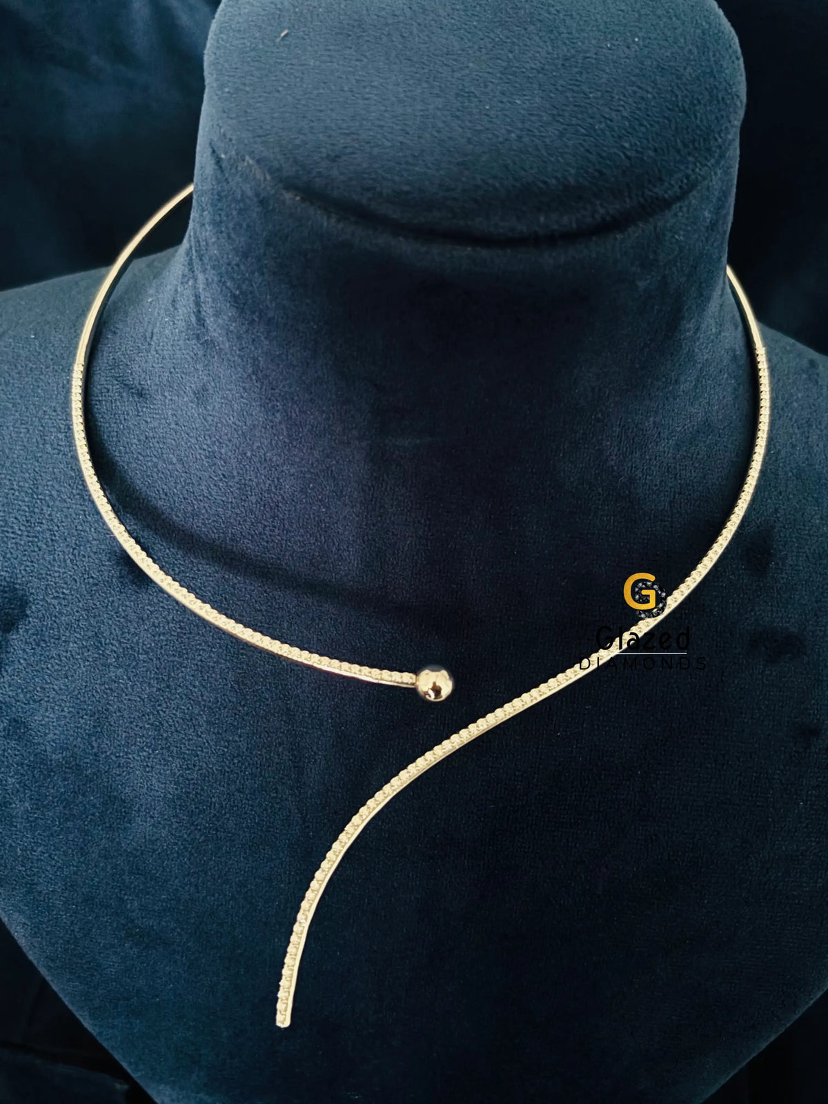 Round Pave Curved Open Collar Moissanite Necklace Pendant
